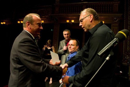 Cena-Ď 2012: v tomto okamžiku Cenu-Ď sice přebírá ředitel Tanga Pavel Klempíř, ale jeho prostřednictvím i všeichni posluchači, partneři Tanga a přátelé, bez nichž by ZP manažeři na vozíčcích nedokázali nic. Děkujeme a blahopřejeme!