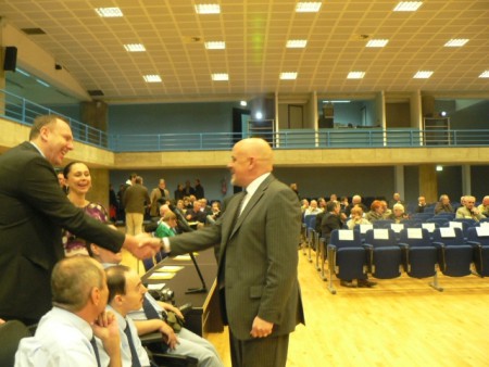 Primátor Terma vítá Tango před slavnostním ceremoniálem udílení