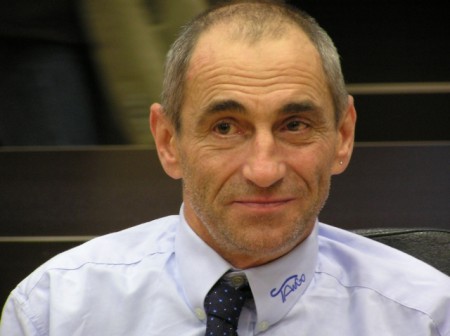 Milan Kvaček: osud mu nadělil uraz krční páteře při autonehodě v roli spolujezdce. Mohl to to vzdát. Nas nímku sedí aule slavnostního sálu v Teramu, je středem pozornosti a přebírá cenu za organizaci nejlepšího projektu svého druhu na světě